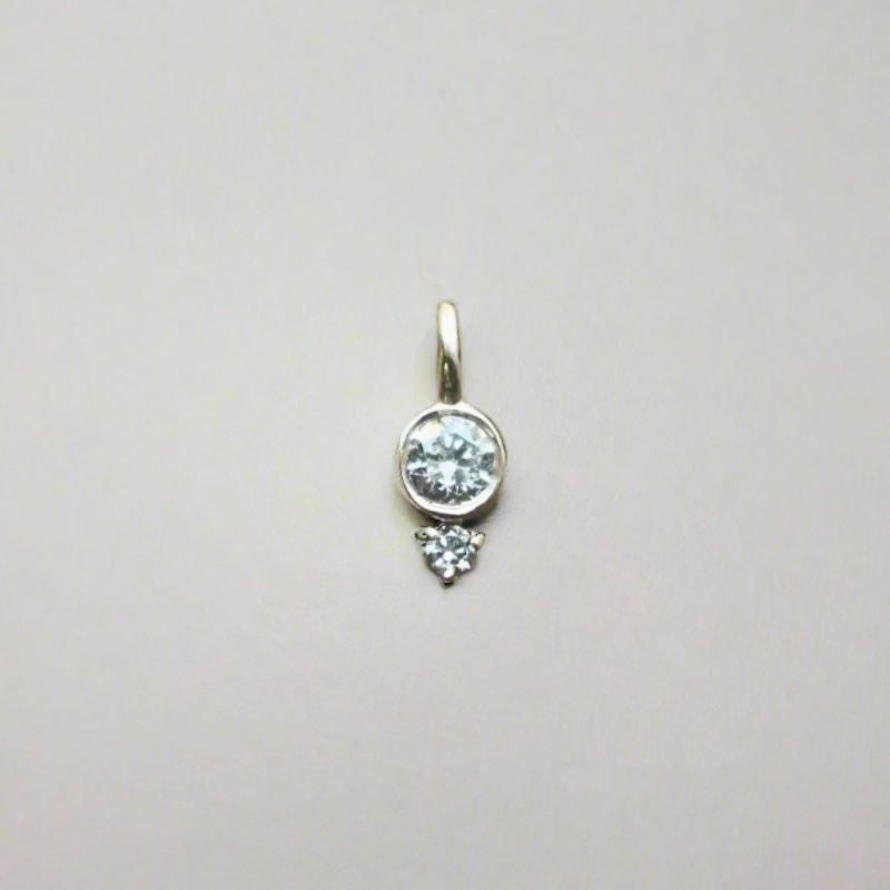 14 Kt Yellow Gold Pointer Pendant. 2 Round Cut Diamonds on white background