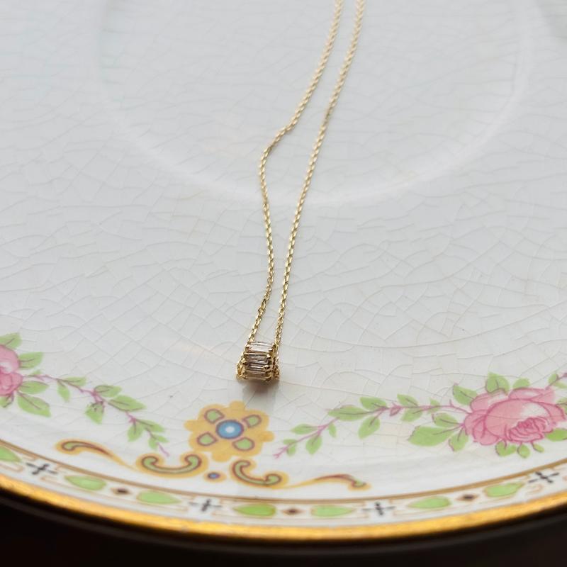 This beautiful yet simple, 14 kt gold rondel charm necklace is perfect for an everyday look.